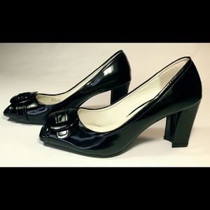Etienne Aigner patent leather pump